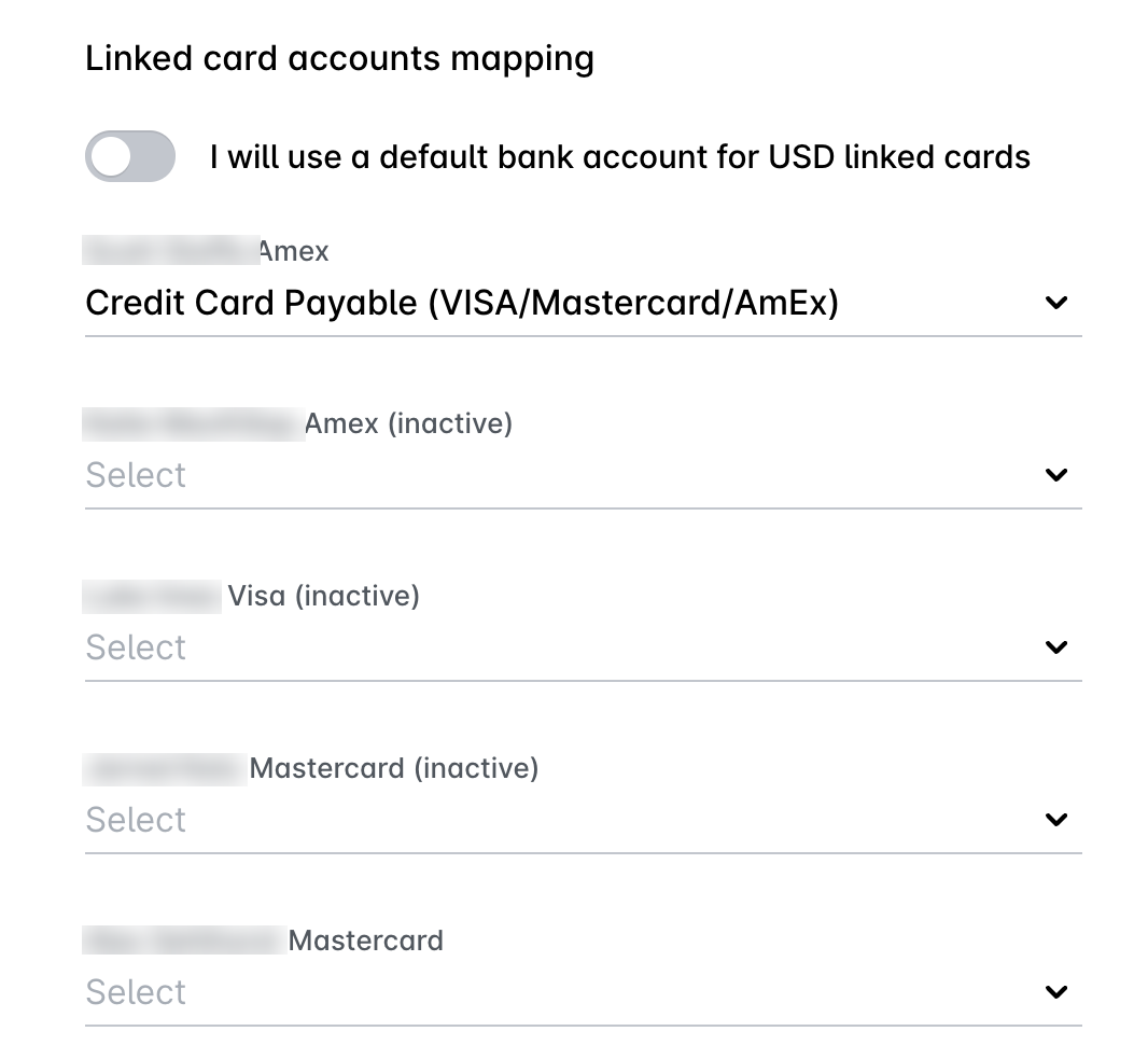 Mappage des comptes des cartes associées, avec un compte QuickBooks Online sélectionné pour chaque carte associée.