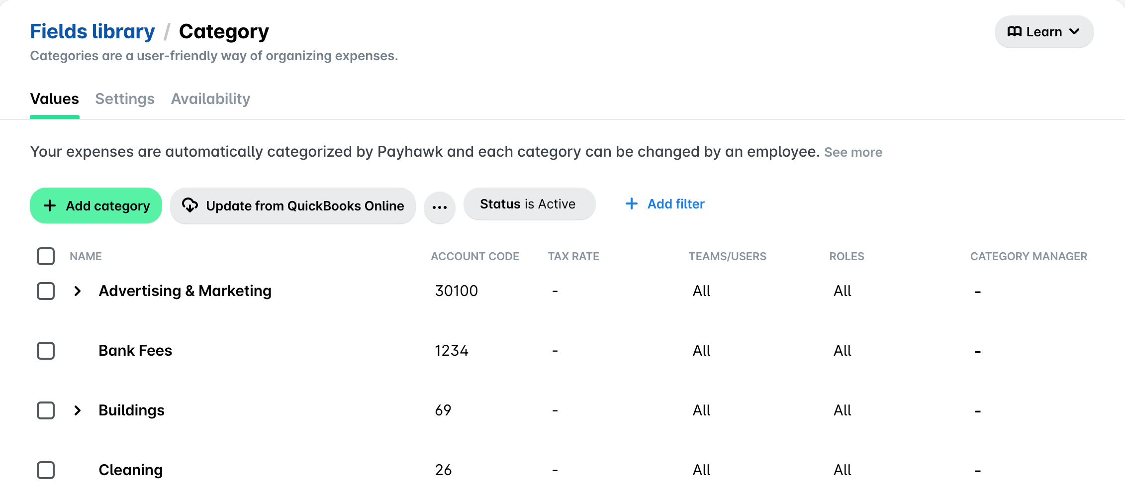 Champ Catégorie de la bibliothèque de champs Payhawk avec les boutons Ajouter une catégorie et Mettre à jour à partir de QuickBooks Online et les catégories avec leurs codes de compte.