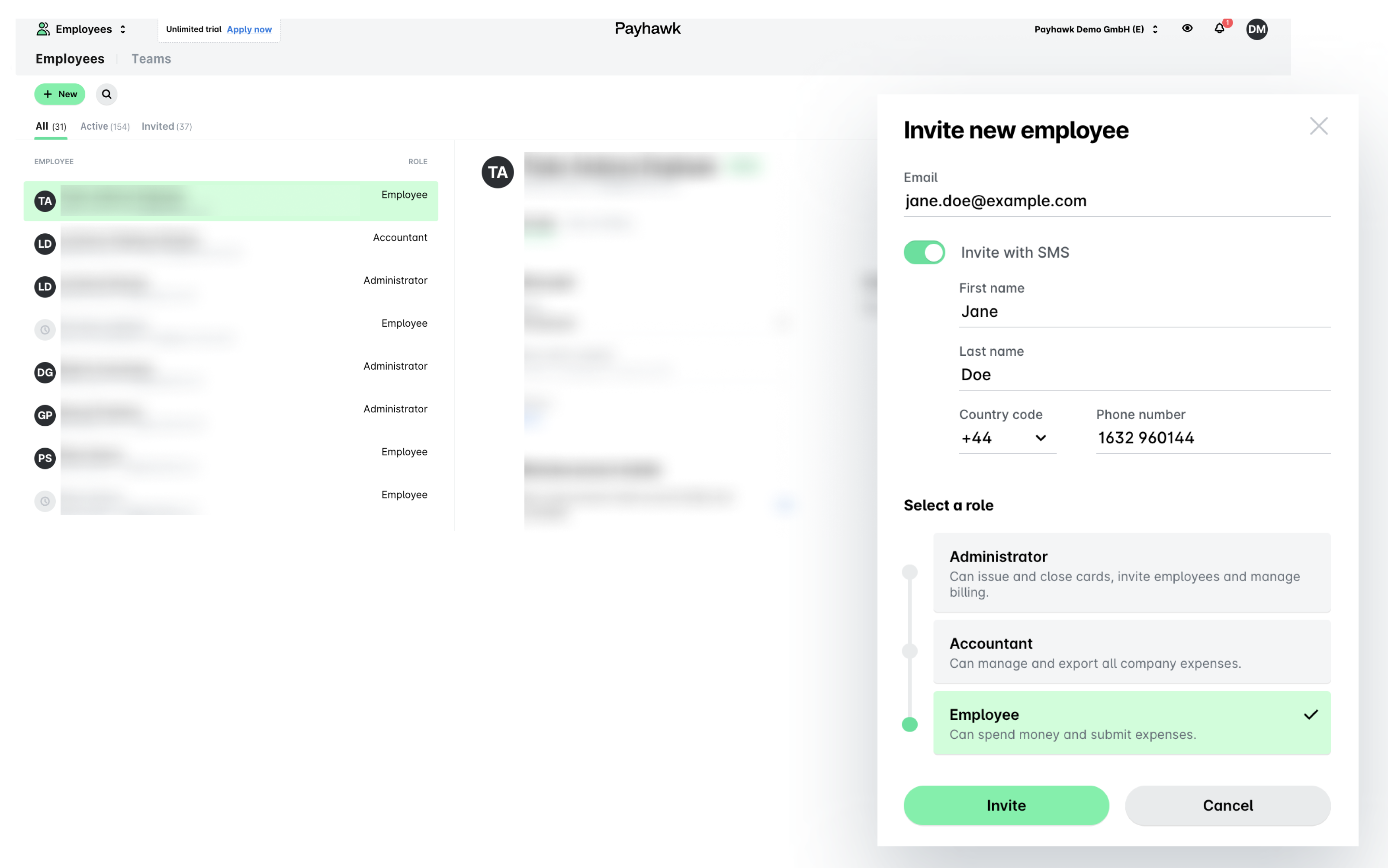 Page Employés de Payhawk avec le bouton Nouveau et le panneau d'invitation d'un nouvel employé ouvert, affichant l'e-mail, le bouton pour inviter par SMS, le nom, le numéro de téléphone et les options de rôle.