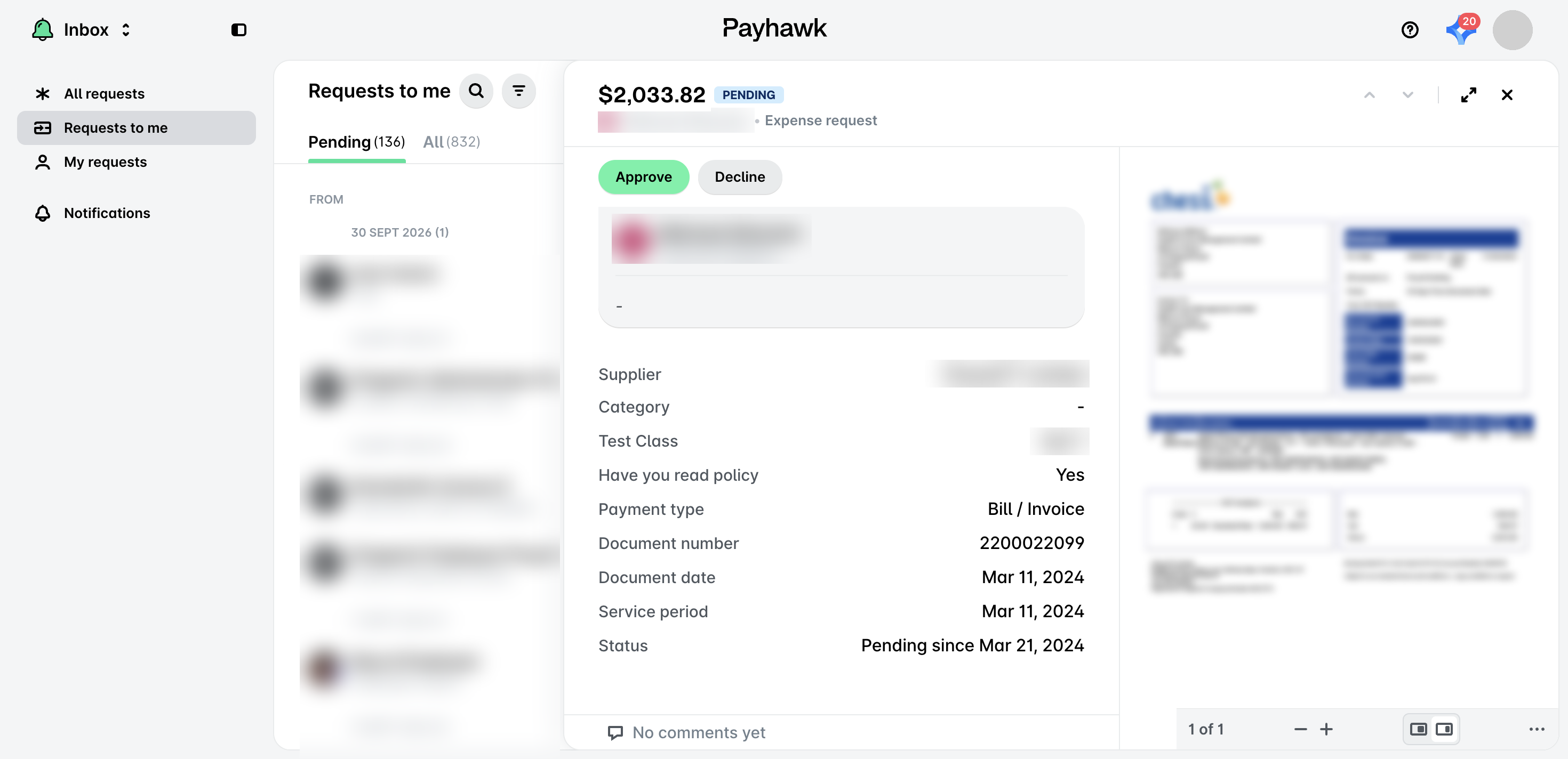Der Posteingang im Payhawk-Webportal mit ausgewähltem Anträge an mich und einer geöffneten ausstehenden Ausgabenanfrage mit den Schaltflächen Genehmigen und Ablehnen und der angehängten Rechnung.