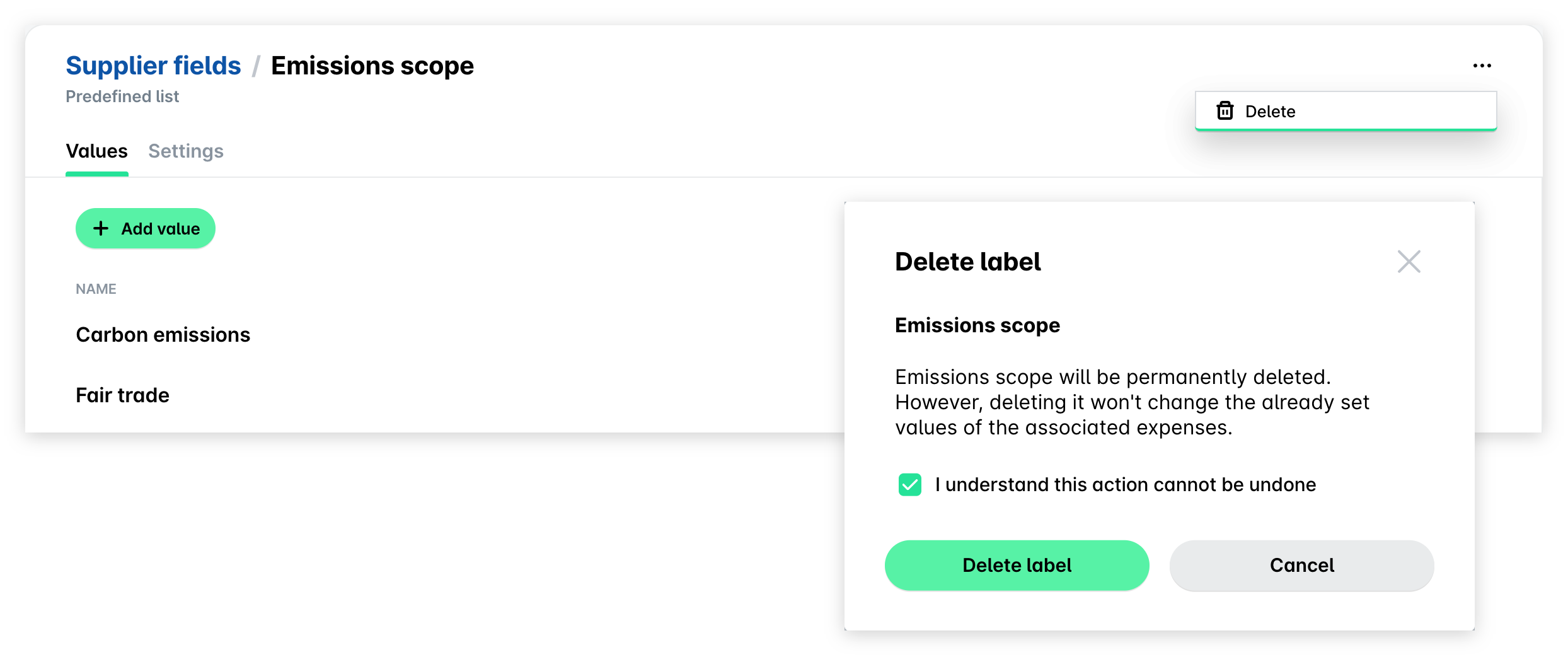 Champ de fournisseur Emissions scope avec le menu à trois points ouvert sur Supprimer, et la boîte de dialogue Supprimer l'étiquette avec la case de confirmation cochée.