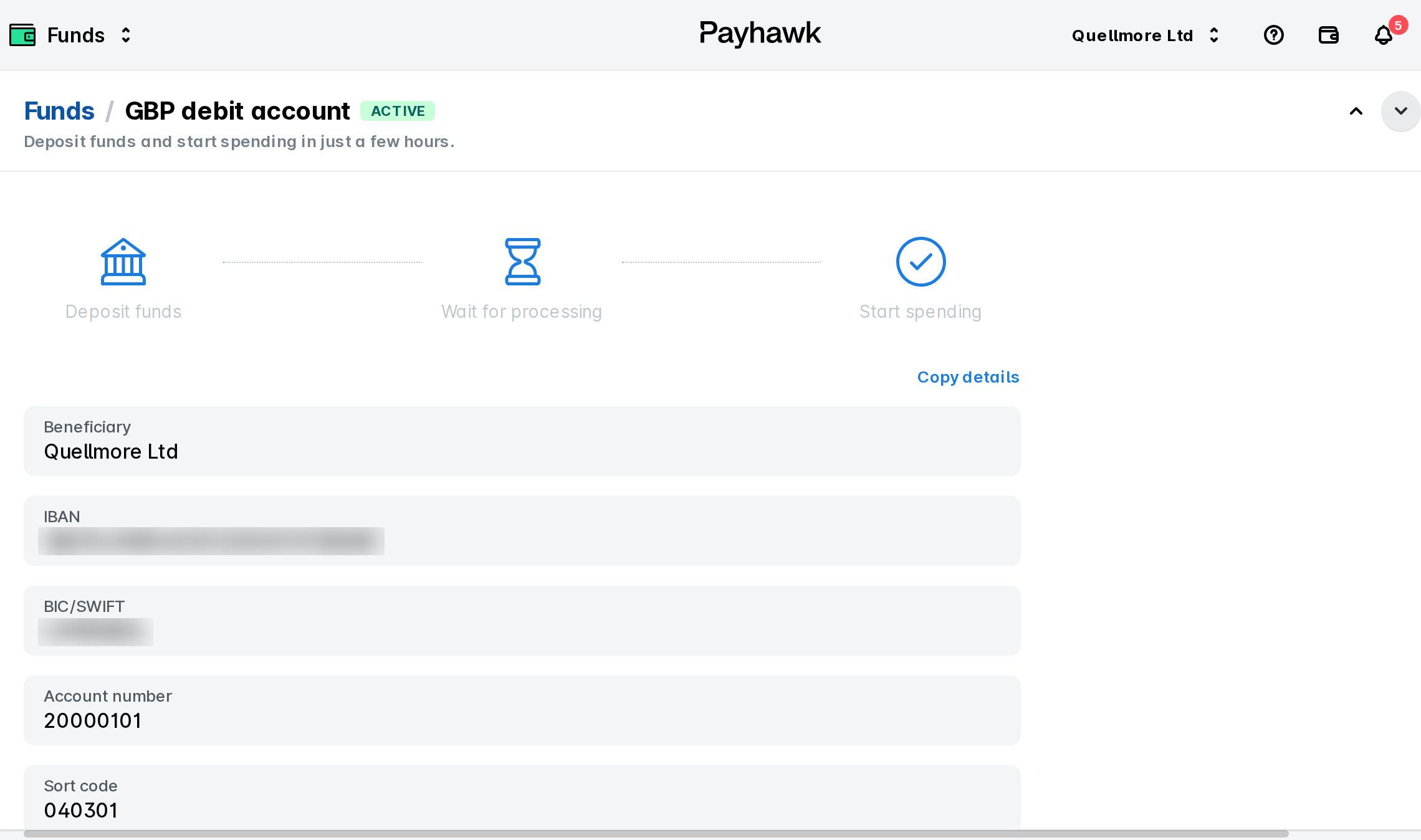 Page Fonds de Payhawk pour le compte de débit en GBP avec les étapes de dépôt et les coordonnées bancaires : bénéficiaire, IBAN, BIC, numéro de compte et code guichet.