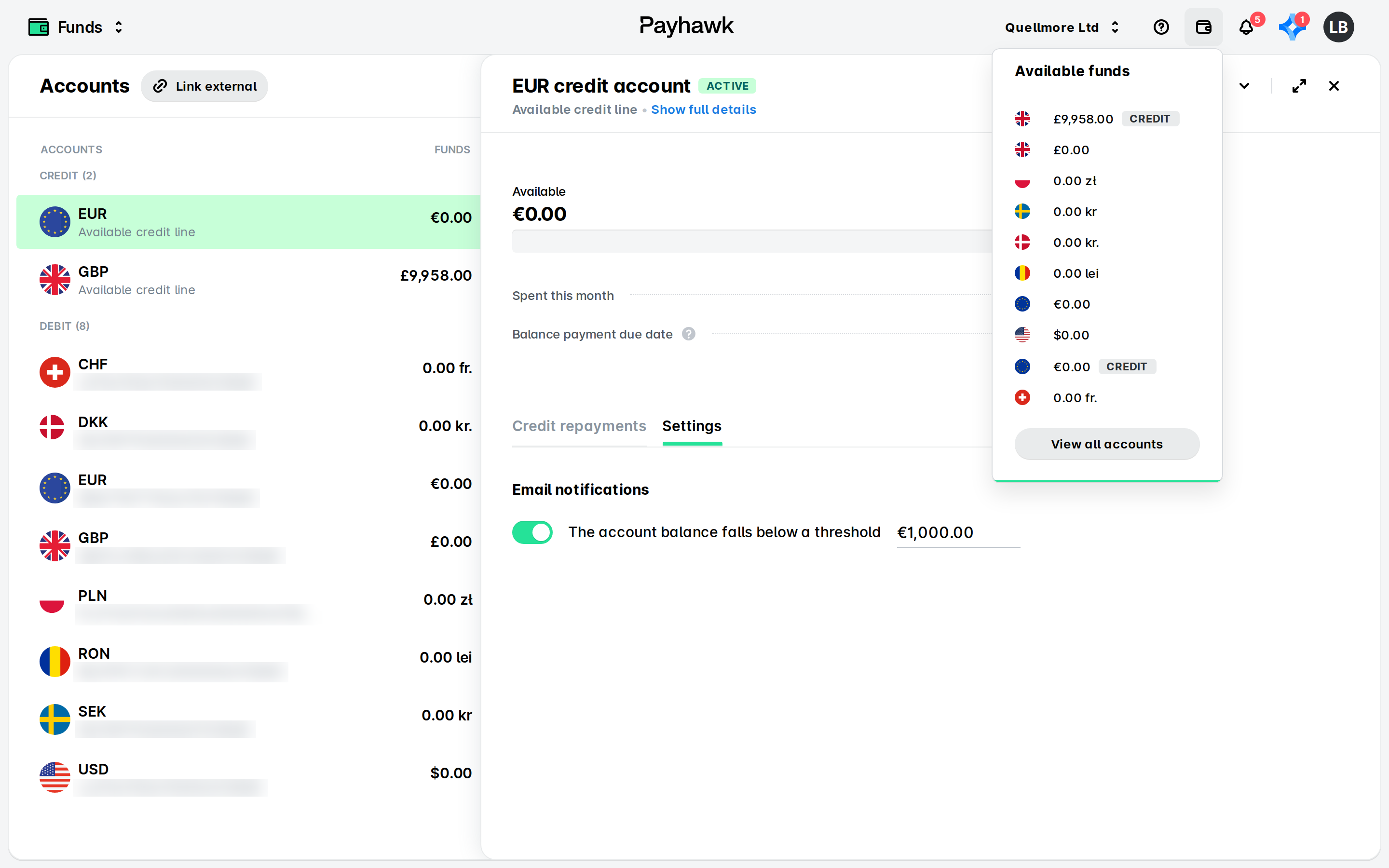 Página Cuentas de la aplicación Fondos de Payhawk con la pestaña Ajustes de la cuenta de crédito en EUR, que muestra una notificación por correo electrónico de un umbral de saldo, y el menú de fondos disponibles abierto.