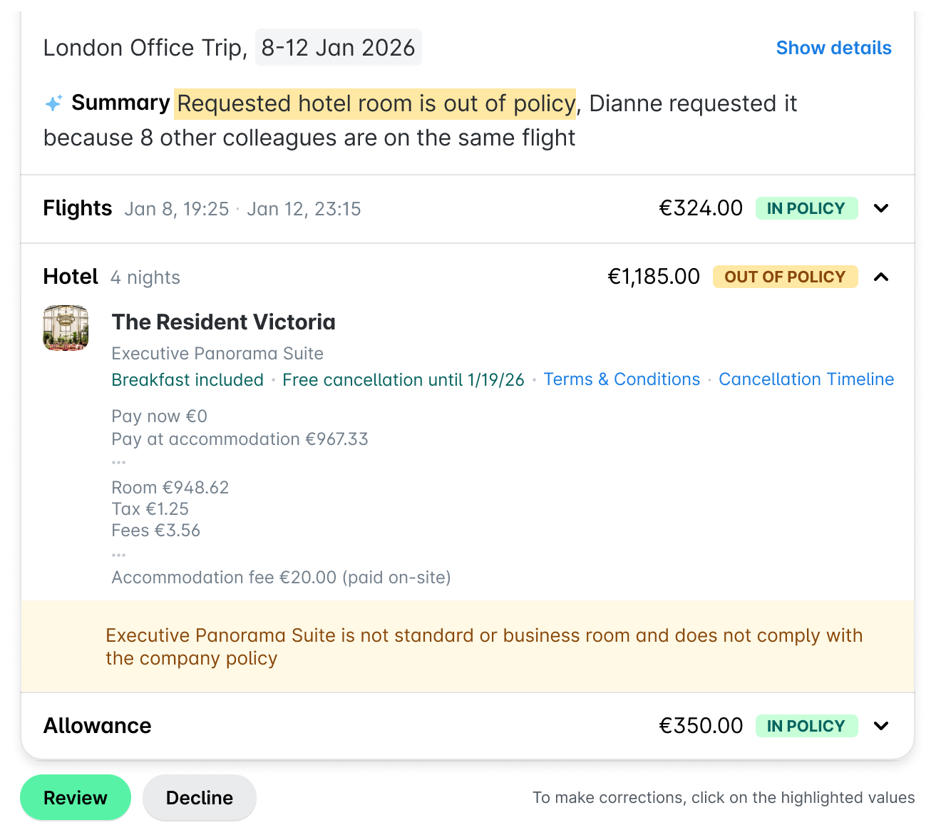 Kaart van een reisaanvraag in de chat met de Travel Agent met het reisoverzicht, vluchten, hotel en vergoeding, en de knoppen Beoordelen en Afwijzen