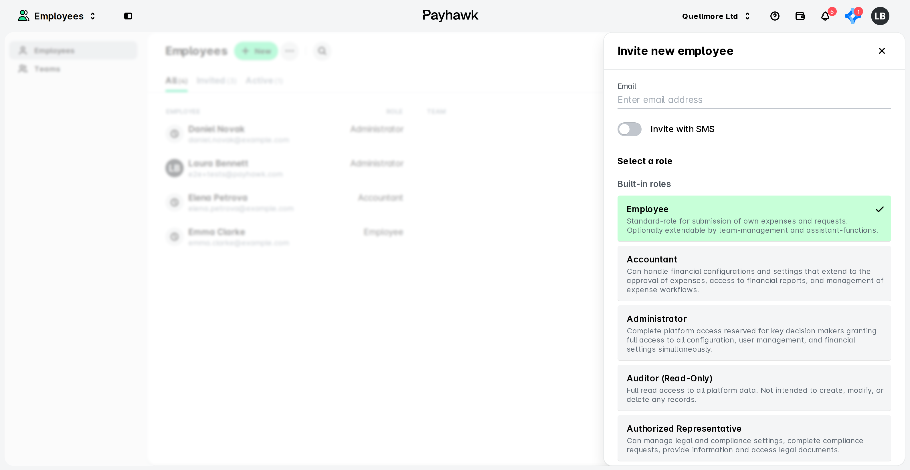 Page Employés de Payhawk avec le panneau d'invitation d'un nouvel employé ouvert, affichant un champ e-mail, un bouton pour inviter par SMS et les options de rôle.