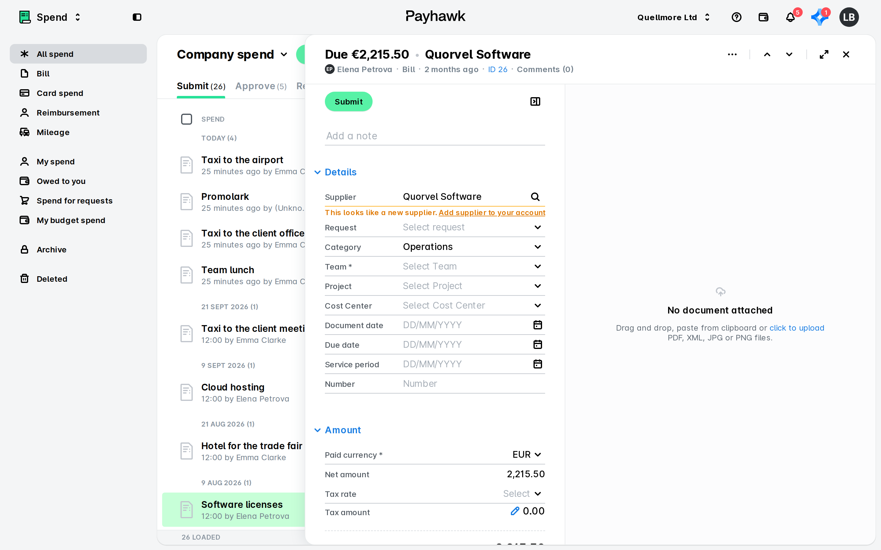Payhawk-lijst Uitgaven met een rekening van Quorvel Software geopend in een zijpaneel met de details, het bedrag en geen bijgevoegd document.