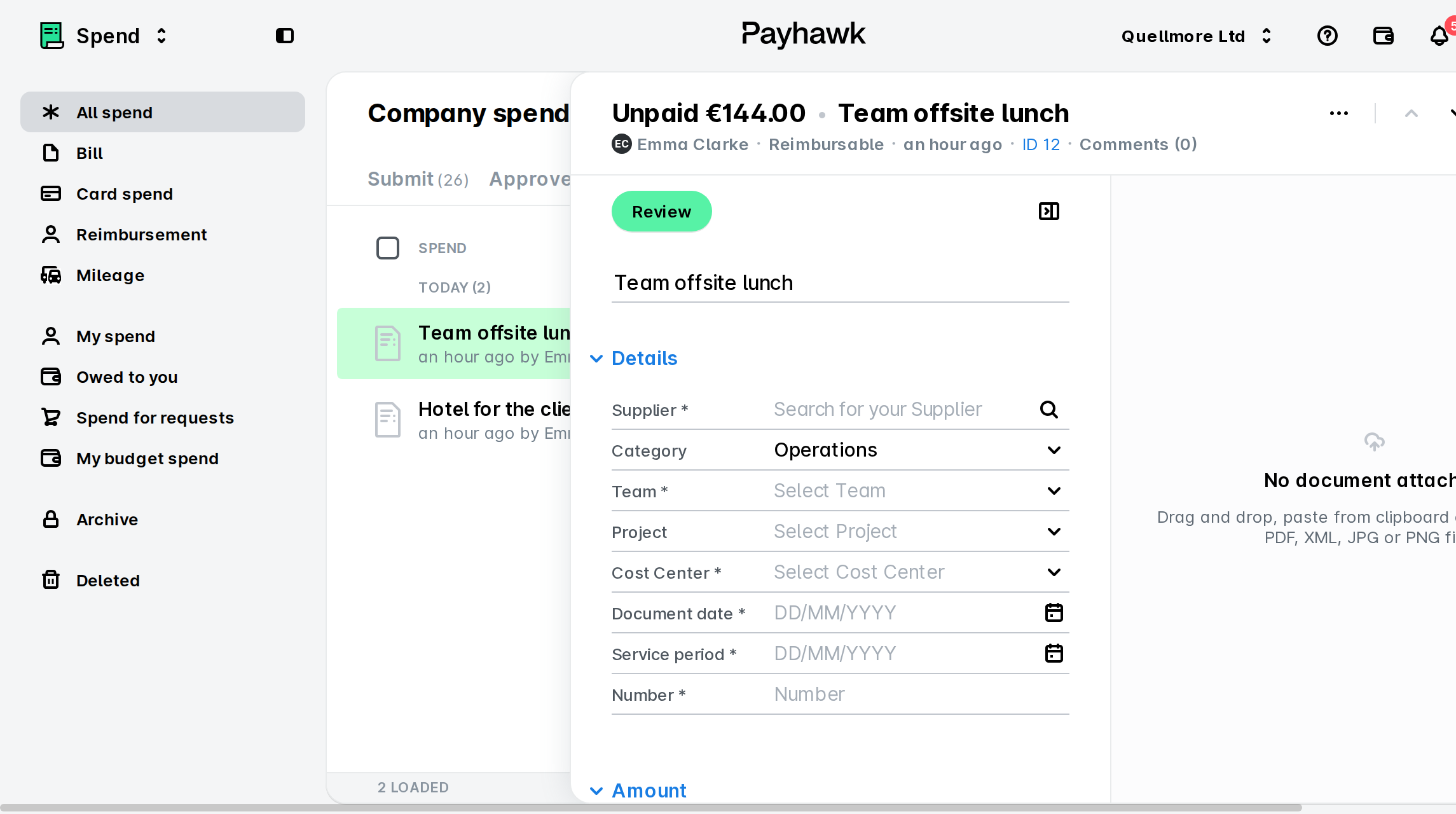 Payhawk-lijst Uitgaven in Bedrijfsuitgaven met een onbetaalde uitgave geopend in een zijpaneel met de details en de knop Beoordelen.