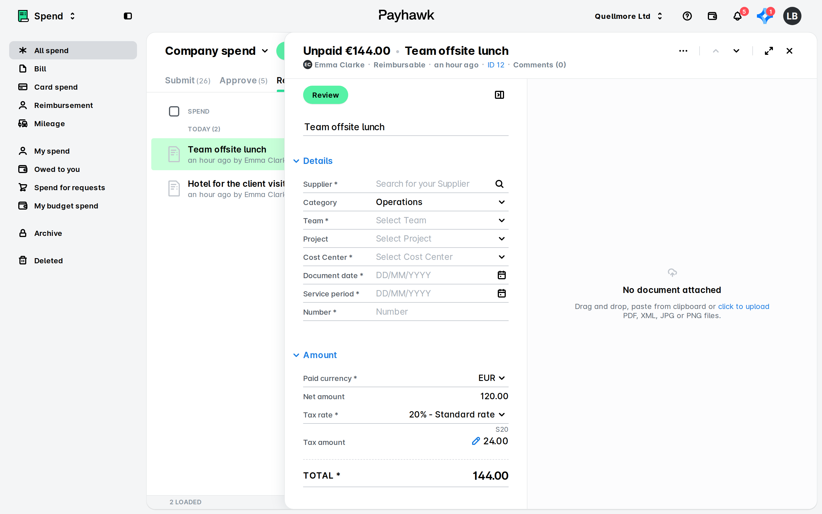 Payhawk-Liste der Unternehmensausgaben auf der Registerkarte Review mit der Ausgabe „Team offsite lunch“, die in einem Seitenbereich mit der Schaltfläche Überprüfen geöffnet ist.